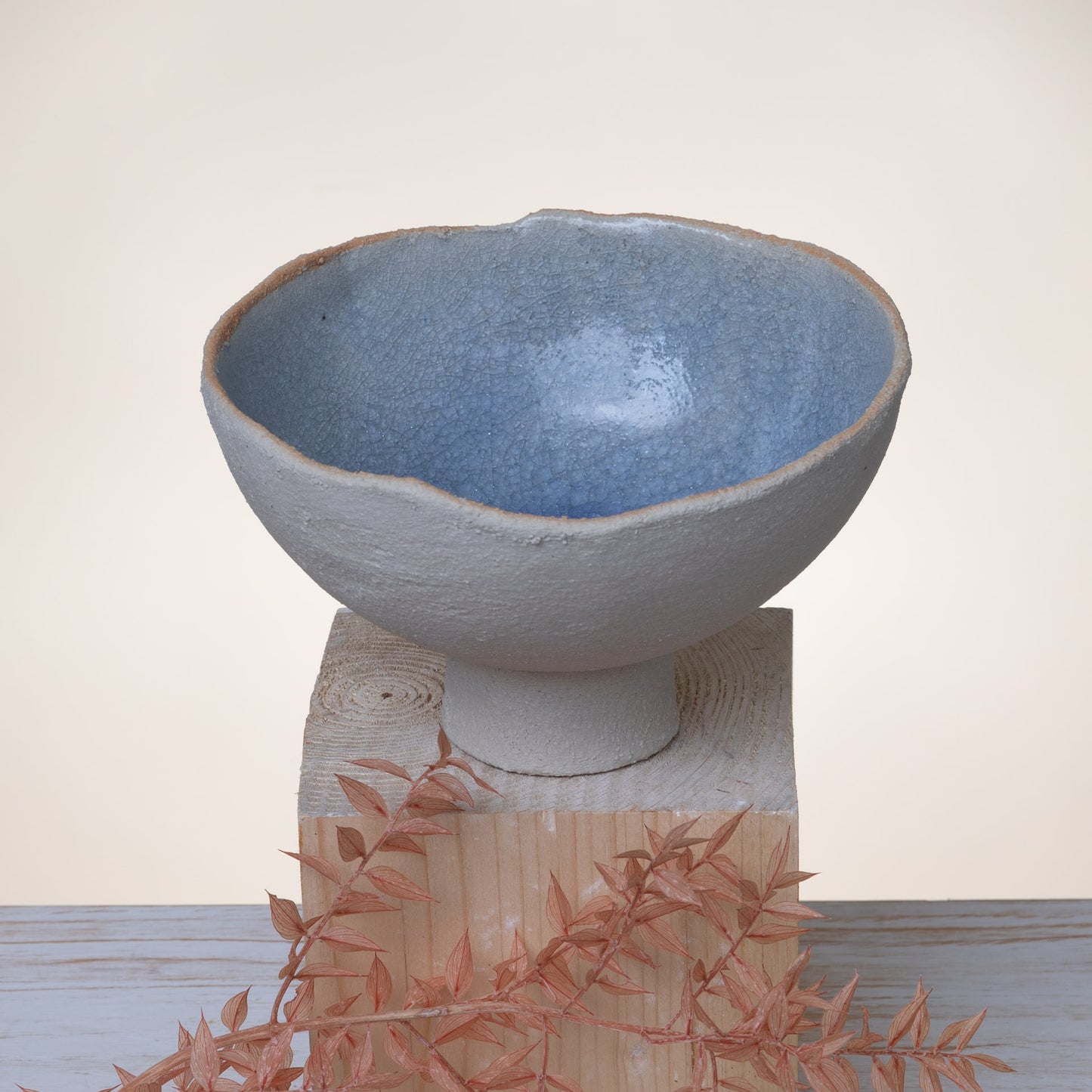 Alzata ciotola in ceramica artigianale – Esterno beige texturizzato, interno azzurro craquelé | Gres fatto a mano - MODELLANDO ARTE