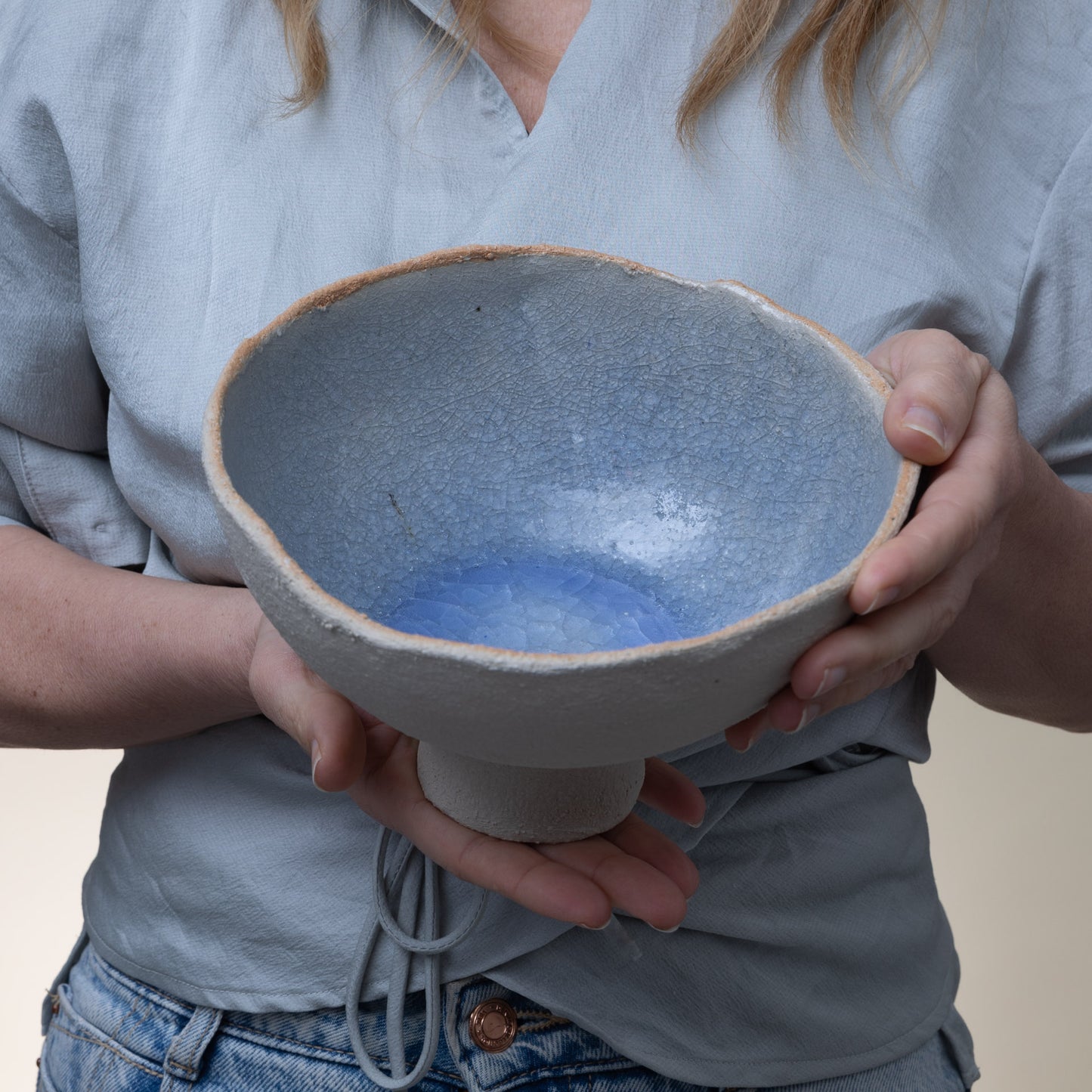 Alzata ciotola in ceramica artigianale – Esterno beige texturizzato, interno azzurro craquelé | Gres fatto a mano - MODELLANDO ARTE