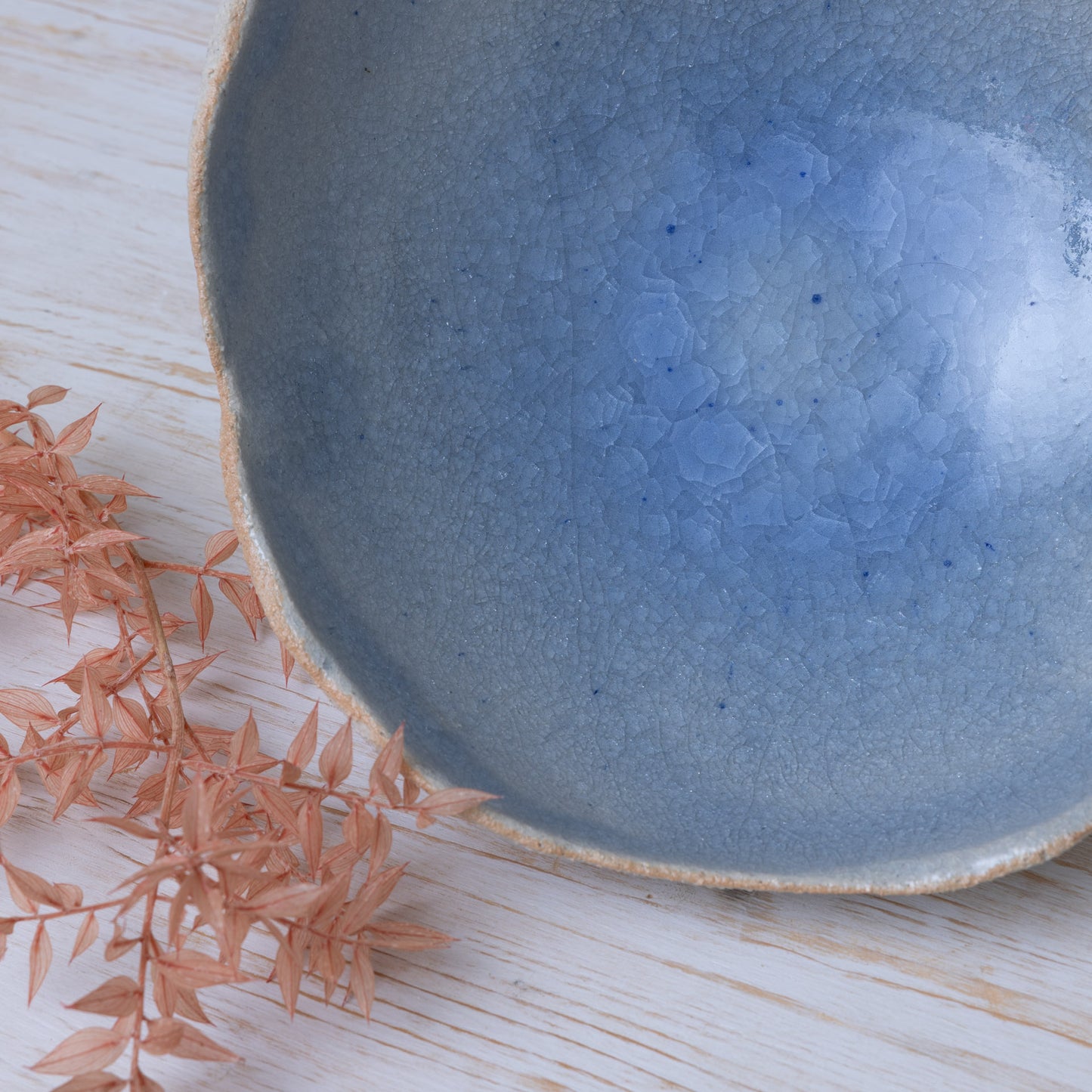 Alzata ciotola in ceramica artigianale – Esterno beige texturizzato, interno azzurro craquelé | Gres fatto a mano - MODELLANDO ARTE