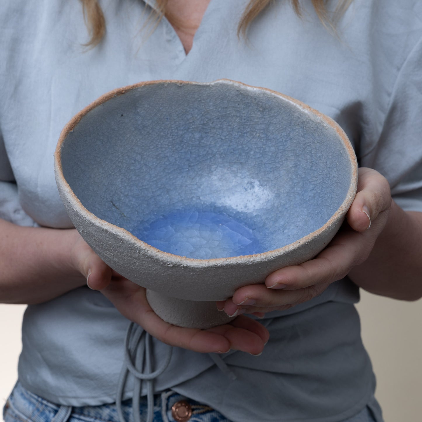 Alzata ciotola in ceramica artigianale – Esterno beige texturizzato, interno azzurro craquelé | Gres fatto a mano - MODELLANDO ARTE