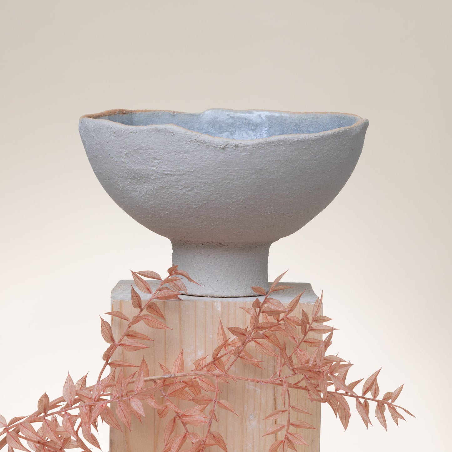 Alzata ciotola in ceramica artigianale – Esterno beige texturizzato, interno azzurro craquelé | Gres fatto a mano - MODELLANDO ARTE