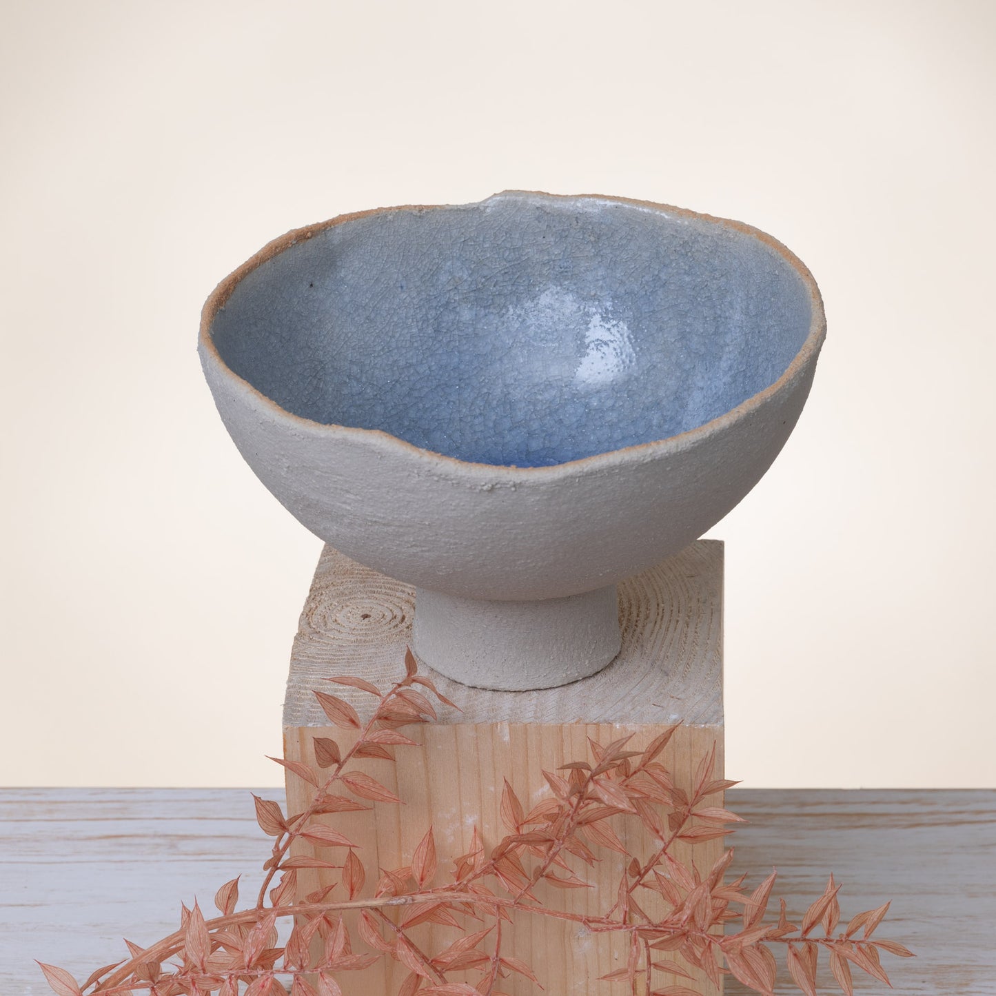 Alzata ciotola in ceramica artigianale – Esterno beige texturizzato, interno azzurro craquelé | Gres fatto a mano - MODELLANDO ARTE